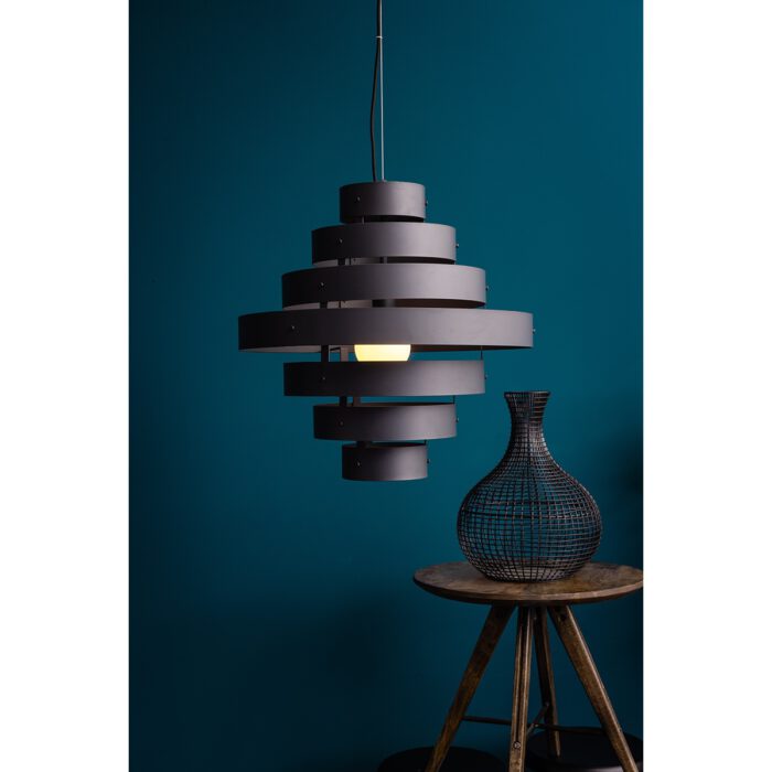 Design mat zwarte hanglamp. Sfeervolle verlichting. Webo Verlichting showroom lampen online Beuningen bij Nijmegen. Lampen webshop.