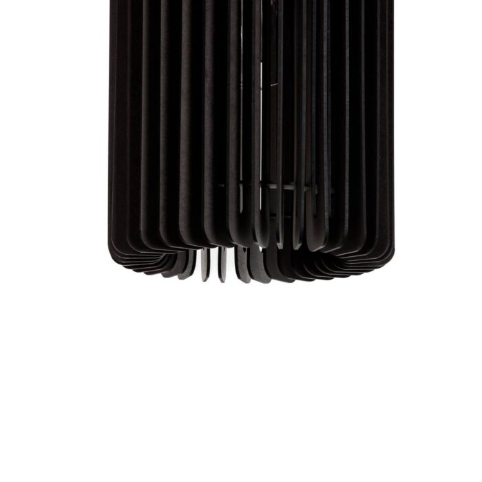 Houten hanglamp van Blij Design. Deze zwarte houten lamp Edge is 36 cm hoog en heeft een doorsnede van 26 cm. Een design houten hanglamp uit de grote serie houten lampen van Blij Design. Zie ook de andere houten lampen van Blij Design in deze serie. Zoek op het woord Edge. Blij Design is een Nederlands merk met handgemaakte designlampen.